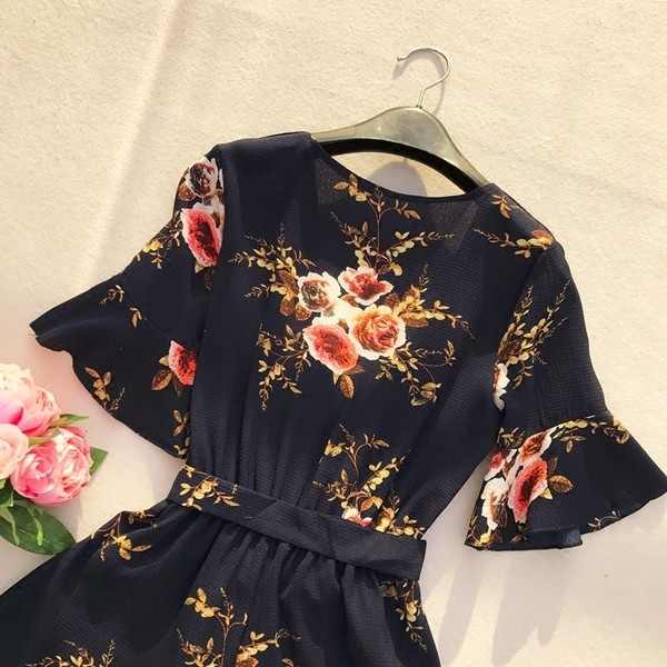 Κομψό καλοκαιρινό ολόσωμο παντελόνι με floral μοτίβο σε σκούρο μπλε χρώμα