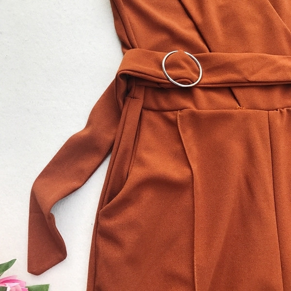 Κομψές γυναικείες φόρμες σε κομψό μοντέλο με ζώνη με λαιμό V