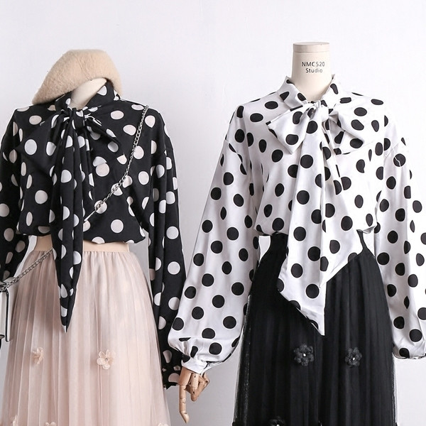 Κομψό πουκάμισο με κορδέλα και σημεία σε δύο χρώματα