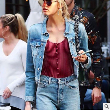 Ένα απλό γυναικείο κορμάκι με λεπτούς ιμάντες ώμου