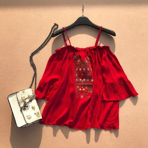 Μια μοντέρνα καθημερινή μπλούζα με floral μοτίβα με πεσμένους ώμους