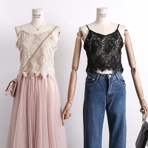 Κομψό δαντελωτό γυναικείο αμάνικο, συντομευμένο μοτίβο