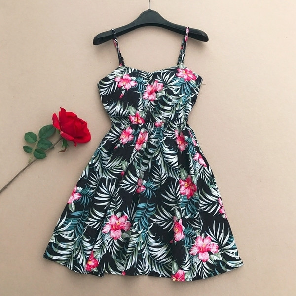 Γυναικείο καλοκαιρινό φόρεμα σε διαφορετικό χρώμα