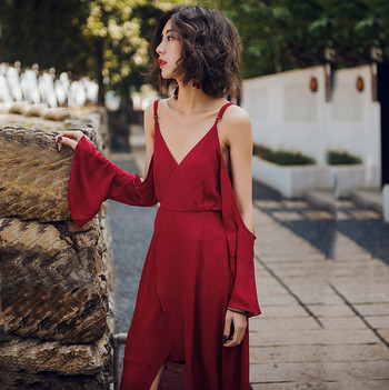 Μακρύ γυναικείο φόρεμα  με γυμνούς ώμους με ασύμμετρο μήκος σε κόκκινο χρώμα