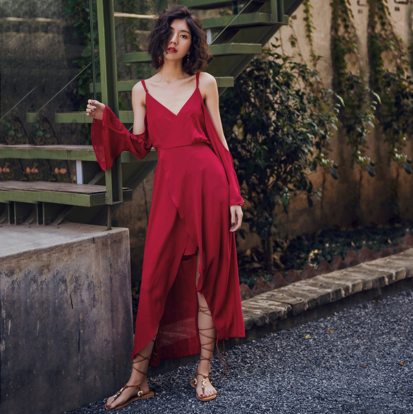 Μακρύ γυναικείο φόρεμα  με γυμνούς ώμους με ασύμμετρο μήκος σε κόκκινο χρώμα
