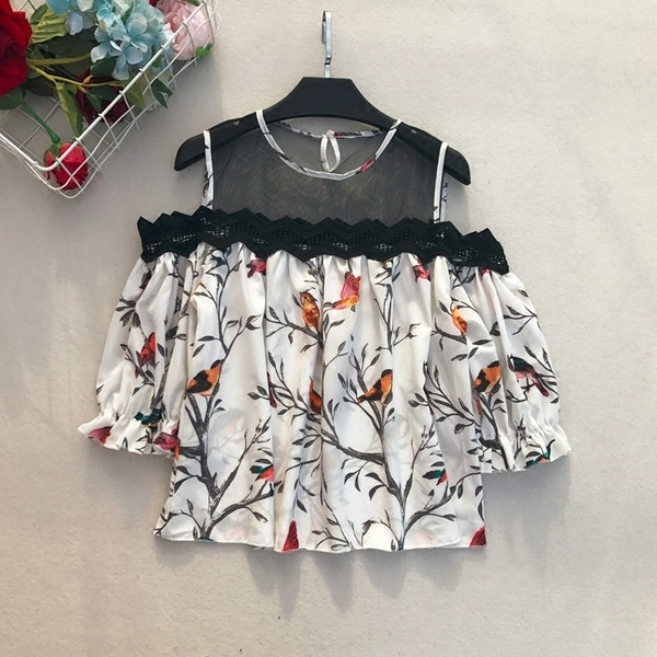 Γυναικεία καθημερινή μπλούζα με δαντέλα και πεσμένους ώμους σε διάφορα χρώματα