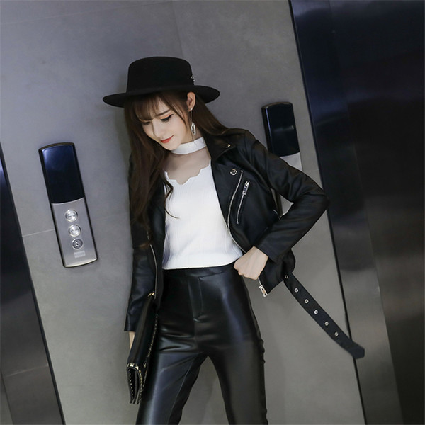 Κοντομάνικο δερμάτινο μπουφάν με διακοσμητικά φερμουάρ και ζώνη σε μαύρο χρώμα