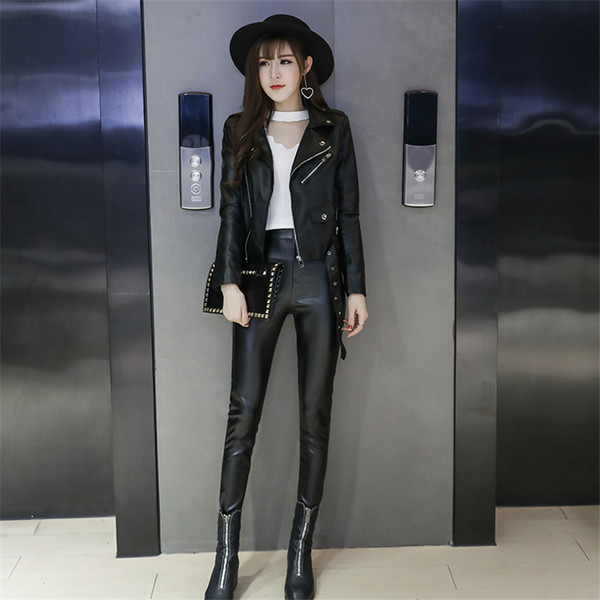 Κοντομάνικο δερμάτινο μπουφάν με διακοσμητικά φερμουάρ και ζώνη σε μαύρο χρώμα