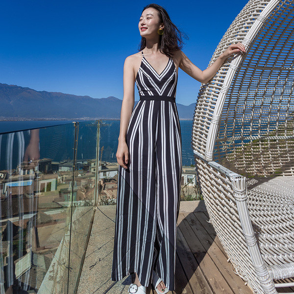 Μακρύ γυναικείο φόρεμα  με ντεκολτέ σε σχήμα V κατάλληλο για τη καθημερινή ζωή