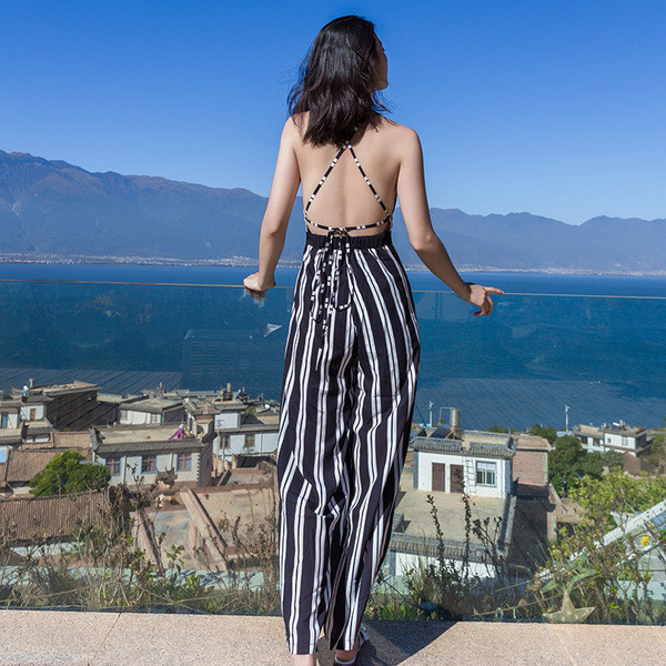 Μακρύ γυναικείο φόρεμα  με ντεκολτέ σε σχήμα V κατάλληλο για τη καθημερινή ζωή