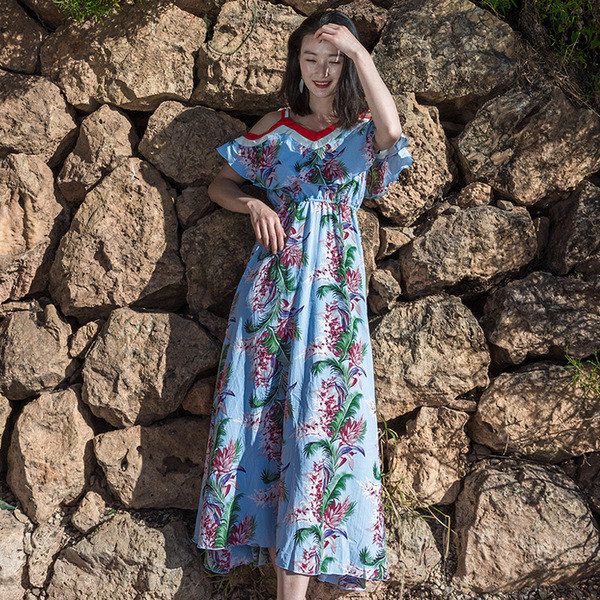 Γυναικείο καλοκαιρινό φόρεμα με γυμνά ώμους σε φρέσκα καλοκαιρινά χρώματα