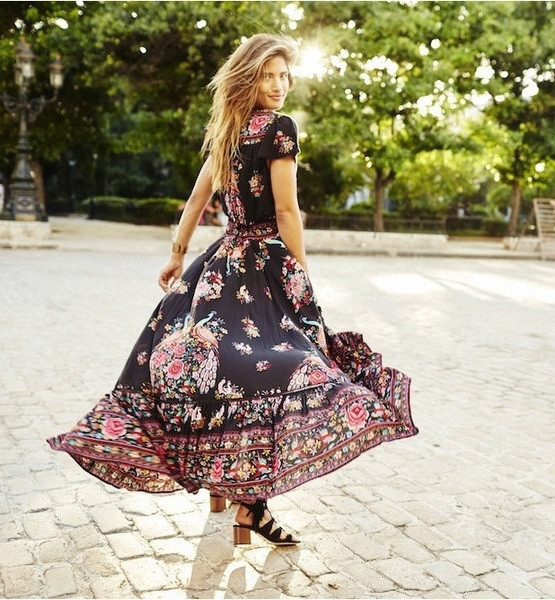 Καλοκαιρινό γυναικείο φόρεμα με ντεκολτέ σε σχήμα V με έγχρωμη εκτύπωση