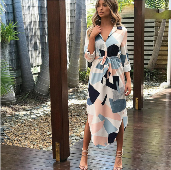 Μακρύ γυναικείο φόρεμα με δαντέλα σε σχήμα V σε πολύχρωμο μοτίβο