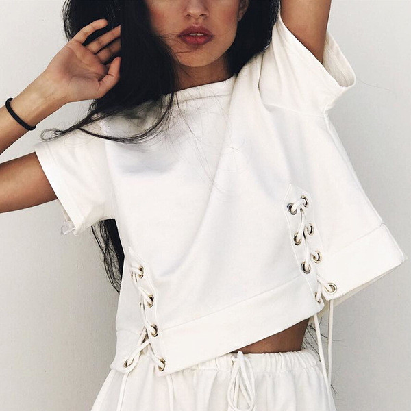 Κομψή σύντομη γυναικεία μπλούζα σε μαύρο και άσπρο με κορδόνια