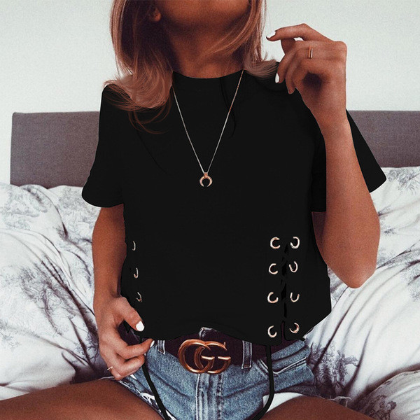 Κομψή σύντομη γυναικεία μπλούζα σε μαύρο και άσπρο με κορδόνια