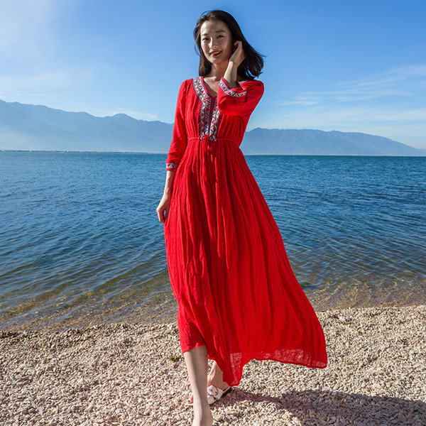 Γυναικείο μακρύ φόρεμα με λαιμόκοψη και κεντήματα