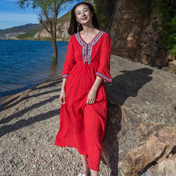 Γυναικείο μακρύ φόρεμα με λαιμόκοψη και κεντήματα