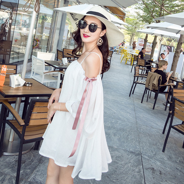 Rochie scurtă de damă cu umerii goi și panglici frumoase pe mâneci