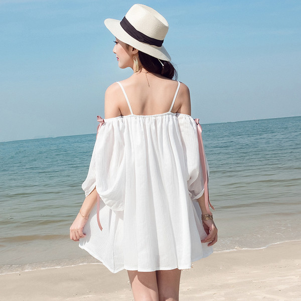 Rochie scurtă de damă cu umerii goi și panglici frumoase pe mâneci