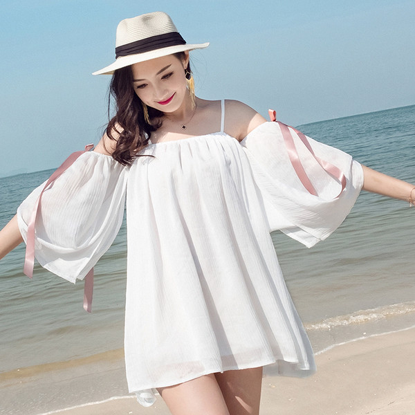 Rochie scurtă de damă cu umerii goi și panglici frumoase pe mâneci