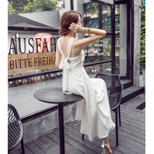 Rochie elegantă de damă cu panglică și inele metalice de decor în alb
