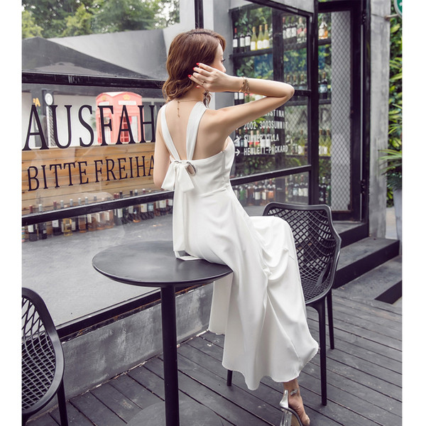 Γυναικείο κομψό φόρεμα με κορδέλα και διακοσμητικά μεταλλικά δακτυλίδια σε λευκό χρώμα