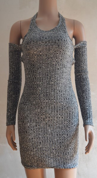 Ένα κομψό γυναικείο φόρεμα με  μανίκια και κορδέλα