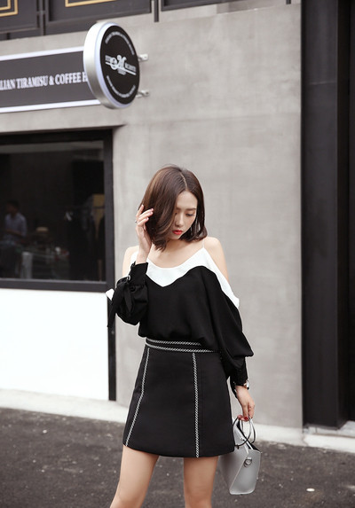 Bluză de damă elegantă cu umerii căzuți și cravate în alb și negru