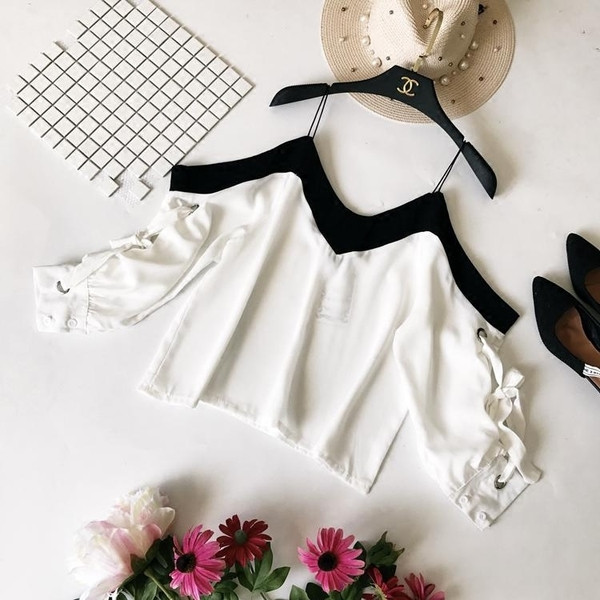 Κομψή γυναικεία μπλούζα με πεσμένους ώμους και κορδόνια σε λευκό και μαύρο χρώμα