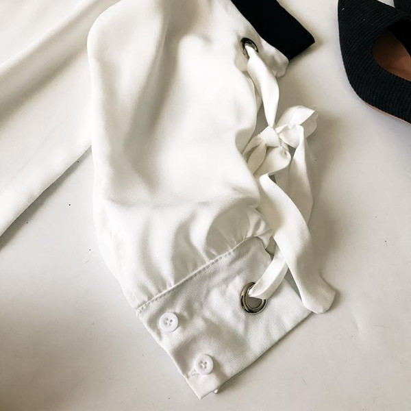 Κομψή γυναικεία μπλούζα με πεσμένους ώμους και κορδόνια σε λευκό και μαύρο χρώμα