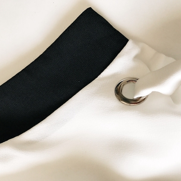 Κομψή γυναικεία μπλούζα με πεσμένους ώμους και κορδόνια σε λευκό και μαύρο χρώμα