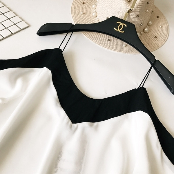 Κομψή γυναικεία μπλούζα με πεσμένους ώμους και κορδόνια σε λευκό και μαύρο χρώμα