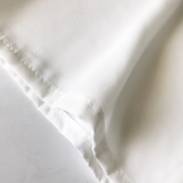 Κομψή γυναικεία μπλούζα με πεσμένους ώμους και κορδόνια σε λευκό και μαύρο χρώμα