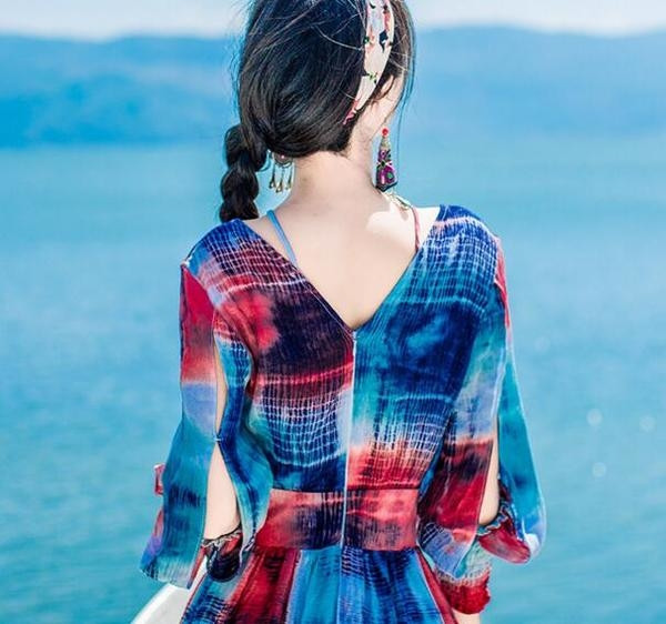 Γυναικείο φόρεμα με ντεκολτέ σε σχήμα V με σχέδιο φλοράλ και σχισμή