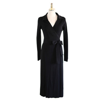 Дамска елегантна рокля по тялото в черно с V-образно деколте и яка  