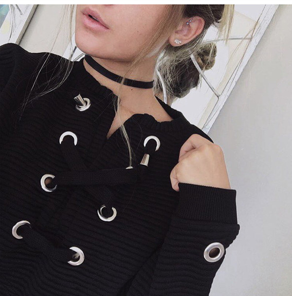 Sport-alkalmi női rövid blúz dekoratív fém gyűrűkkel és keresztkötésekkel fekete színben