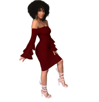 Ένα απλό γυναικείο φόρεμα με πεσμένους ώμους και ενδιαφέροντα σγουρά μανίκια σε διάφορα χρώματα