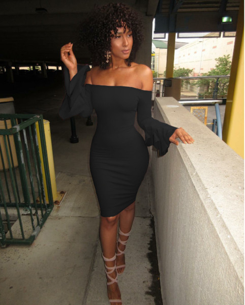 Rochie simplă de damă cu umerii căzuți și mâneci ondulate interesante în mai multe culori