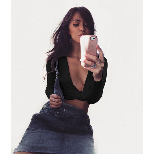 Σύντομη γυναικεία μπλούζα με βαθύ ντεκολτέ σε λευκό και μαύρο χρώμα