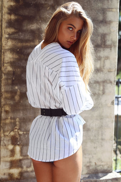 Κομψή γυναικεία ριγέ μπλούζα με ασύμμετρη διάσταση και βαθύ ντεκολτέ