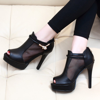 Стилни дамски сандали на висок тънък ток с мрежа и метална декорация в черен цвят