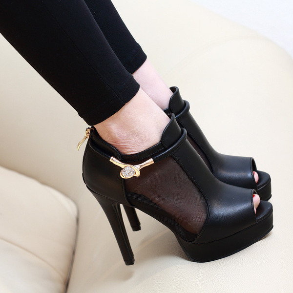 Sandale de dama elegante pe toc inalt subtire cu plasa si decor metalic in negru