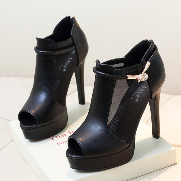 Sandale de dama elegante pe toc inalt subtire cu plasa si decor metalic in negru