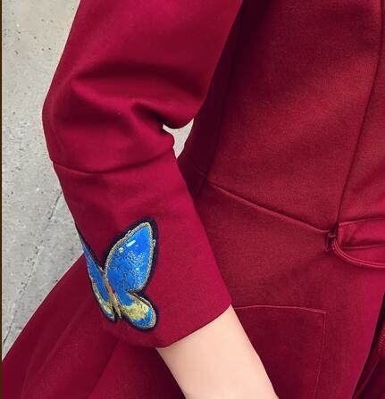 Rochie elegantă de damă, cu decolteu în V și broderii frumoase pe mâneci