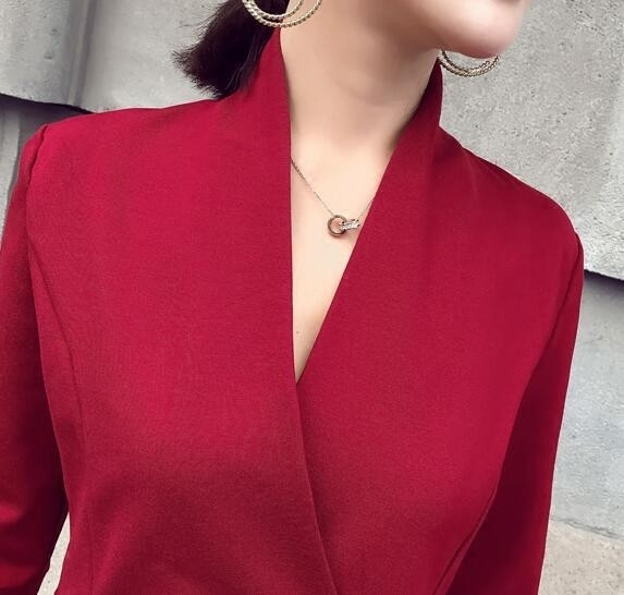 Rochie elegantă de damă, cu decolteu în V și broderii frumoase pe mâneci