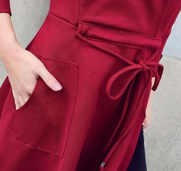 Rochie elegantă de damă, cu decolteu în V și broderii frumoase pe mâneci