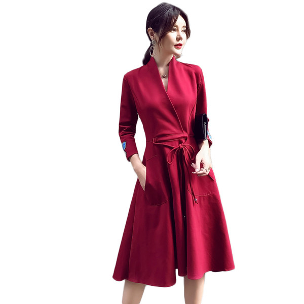 Rochie elegantă de damă, cu decolteu în V și broderii frumoase pe mâneci