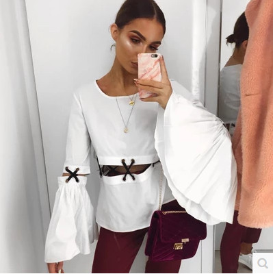 Κομψή γυναικεία μπλούζα με σταυρούς δεσμούς και φαρδιά μανίκια σε λευκό