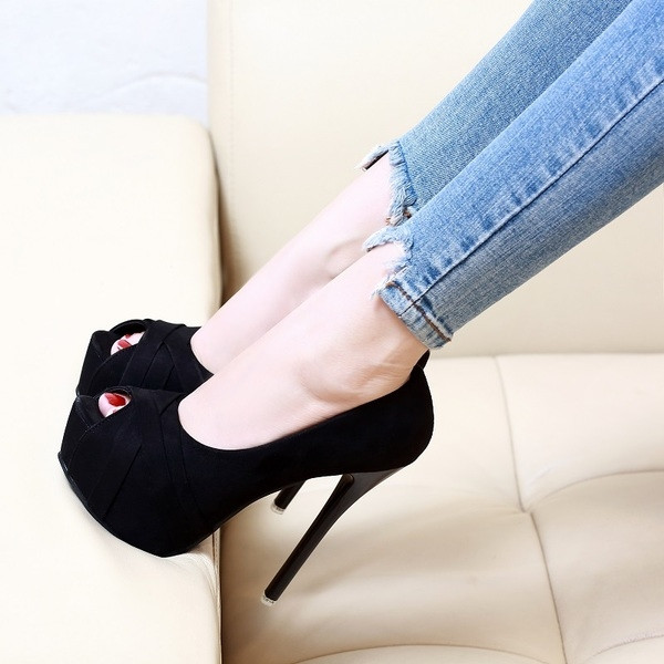 Ενδιαφέρουσα γυναικεία παπούτσια σε δύο χρώματα