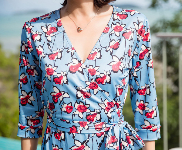 Rochie de dama cu maneca lunga, cu decolteu in V cu motive florale